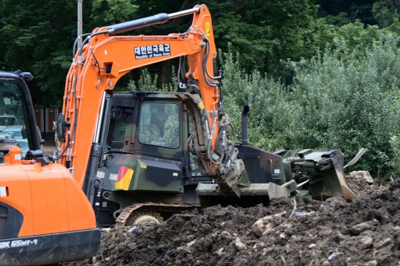 육군50사단 공병대대와 미 2사단/연합사단 11공병대대 장병들이 27일 지난 집중호우로 심각한 피해를 입은 경북 예천군 백석면 일대에서 한미 공병 중장비를 활용해 연합 복구작전을 하고 있다. (육군 제공) 2023.7.27/뉴스1