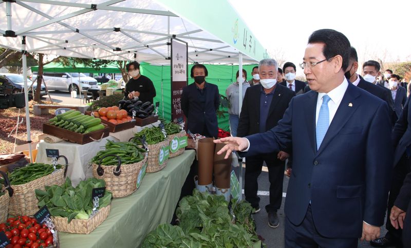 대한민국 친환경농업의 비전을 제시하는 '2023 한국친환경농업인 전국대회'가 오는 9월 '친환경 전남'에서 열린다. 사진은 김영록 전남도지사가 지난해 11월 17일 전남도농업기술원에서 열린 '전남친환경농업인 한마음대회'에서 친환경 주요 부스를 둘러보는 모습. 전남도 제공