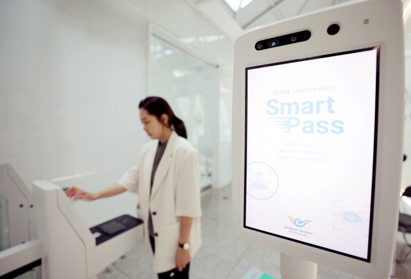[인천공항=뉴시스] 김진아 기자 = 인천국제공항이 여권과 탑승권 없이 미리 등록한 안면인식 정보로 출국 절차를 빠르게 밟을 수 있는 '스마트패스 서비스'를 도입한다. 인천국제공항공사는 오는 7월 말부터 스마트패스 서비스를 본격 도입할 계획이며, 사전등록을 원하는 경우 구글 플레이스토어 또는 앱스토어에서 'ICN Smartpass'를 검색 해 모바일 앱을 설치한 후 필요한 정보를 등록하면 된다. 사진은 이날 인천국제공항 제1여객터미널 출국장에서 인천국제공항공사 직원이 스마트패스를 시연하고 있다. 2023.07.10. bluesoda@