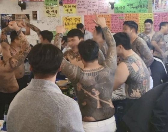 수노아파 조직원들이 문신을 드러낸 채 모임을 하고 있는 모습. (사진=서울중앙지검) ⓒ 뉴스1