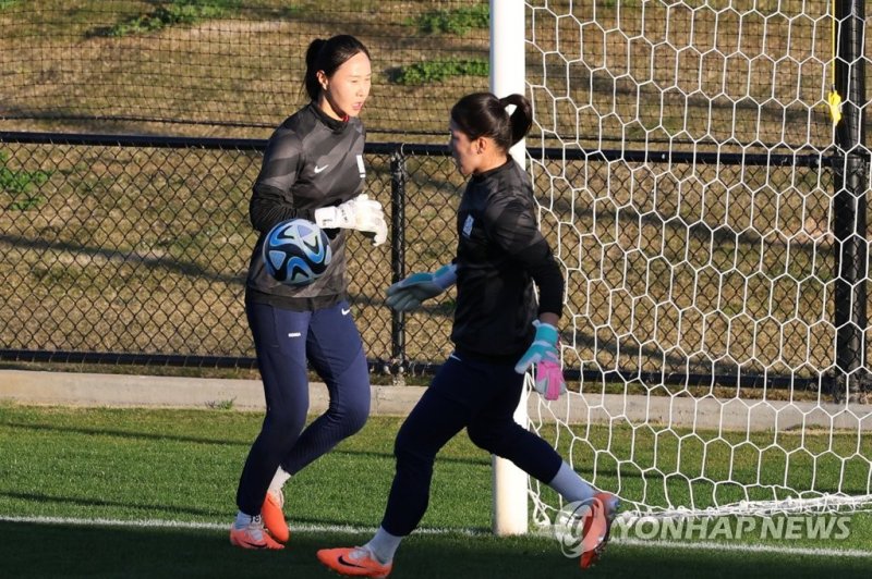 훈련하는 골키퍼들 훈련하는 골키퍼들 (애들레이드=연합뉴스) 김주성 기자 = 한국 여자 축구대표팀의 골키퍼 김정미(왼쪽)와 윤영글이 모로코와의 조별리그 2차전을 하루 앞둔 29일 오후(한국시간) 호주 사우스오스트레일리아주 애들레이드의 SA 풋볼 센터에서 훈련하고 있다. 전날 부상을 입은 류지수는 이날 훈련에서 빠졌다. 2023.7.29 utzza@yna.co.kr (끝