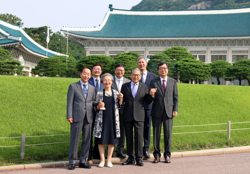 역대 대통령 가족들이 지난 29일 서울 종로구 청와대 본관에서 열리고 있는 특별전 '우리 대통령들의 이야기'를 관람한 뒤 기념 촬영하고 있다. 앞줄 왼쪽부터 시계 반대방향으로 김현철 김영삼대통령기념재단 이사장(김영삼 전 대통령 아들), 조혜자 여사(이승만 전 대통령 며느리), 윤상구 동서코포레이션 대표(윤보선 전 대통령 아들), 김홍업 김대중평화센터 이사장(김대중 전 대통령 아들), 노재헌 동아시아문화센터 이사장(노태우 전 대통령 아들), 박지만 EG 대표(박정희 전 대통령 아들), 박보균 문체부 장관. 문화체육관광부 제공