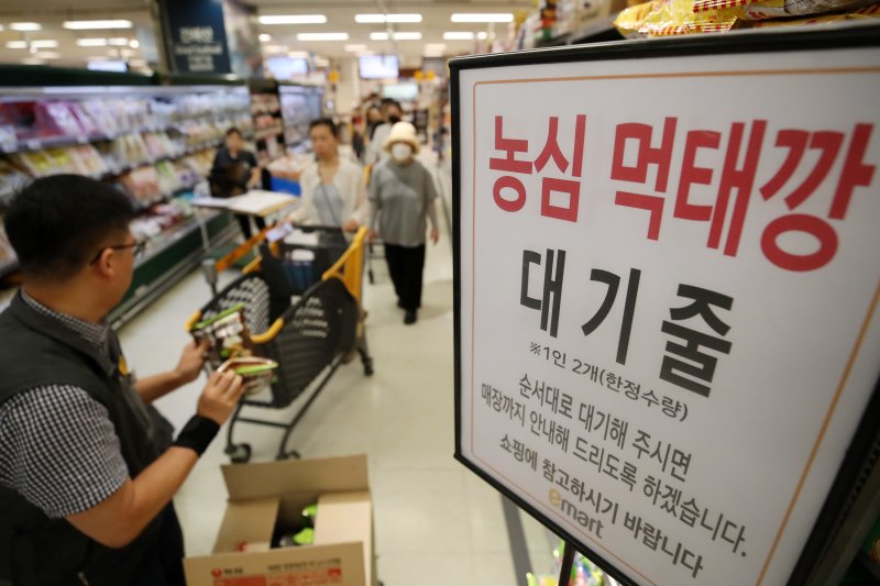 [서울=뉴시스] 조성우 기자 = 29일 오전 서울 시내 한 이마트에서 시민들이 농심 과자 먹태깡을 사기 위해 줄을 서고 있다. 2023.07.29. xconfind@newsis.com