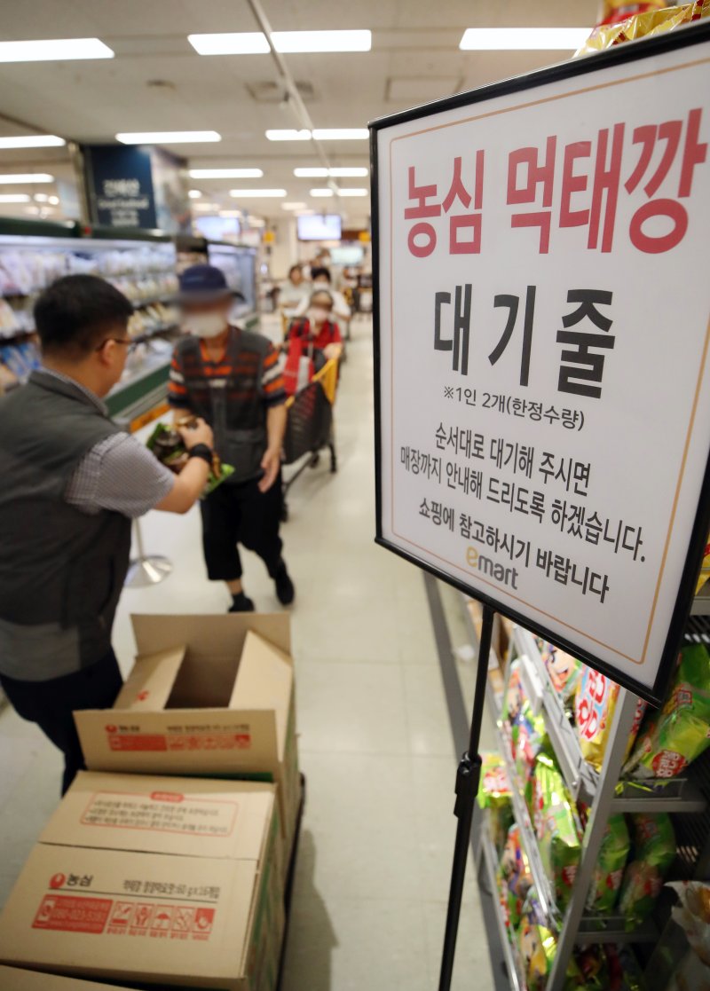 [서울=뉴시스] 조성우 기자 = 29일 오전 서울 시내 한 이마트에서 시민들이 농심 과자 먹태깡을 사기 위해 줄을 서고 있다. 2023.07.29. xconfind@newsis.com