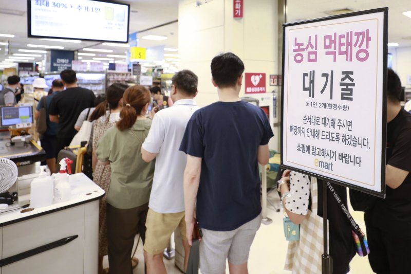 [서울=뉴시스] 최동준 기자 = 30일 서울 이마트 용산점에서 시민들이 최근 품귀 현상을 빚고 있는 과자 먹태깡을 줄을 서서 구매하고 있다. 이마트는 먹태깡 수량을 대량 확보하고 29일, 30일 이틀에 걸쳐 1인당 2개로 한정 판매했다. 2023.07.30. photocdj@newsis.com