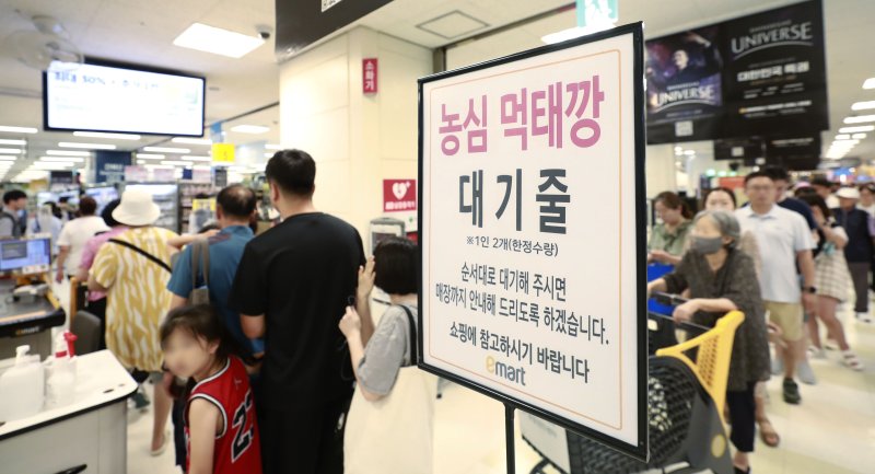 [서울=뉴시스] 최동준 기자 = 30일 서울 이마트 용산점에서 시민들이 최근 품귀 현상을 빚고 있는 과자 먹태깡을 줄을 서서 구매하고 있다. 이마트는 먹태깡 수량을 대량 확보하고 29일, 30일 이틀에 걸쳐 1인당 2개로 한정 판매했다. 2023.07.30. photocdj@newsis.com
