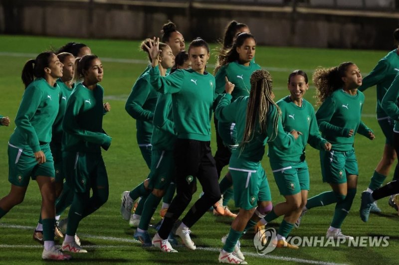 모로코 핵심 공격수 아야네 모로코 핵심 공격수 아야네 (애들레이드=연합뉴스) 김주성 기자 = 모로코 여자 축구대표팀의 핵심 공격수 로셀라 아야네가 한국과의 조별리그 2차전을 하루 앞둔 29일 오후(한국시간) 호주 사우스오스트레일리아주 애들레이드의 마든 스포츠 콤플렉스에서 훈련하던 중 손을 흔들고 있다. 2023.7.29 utzza@yna.co.kr (끝)