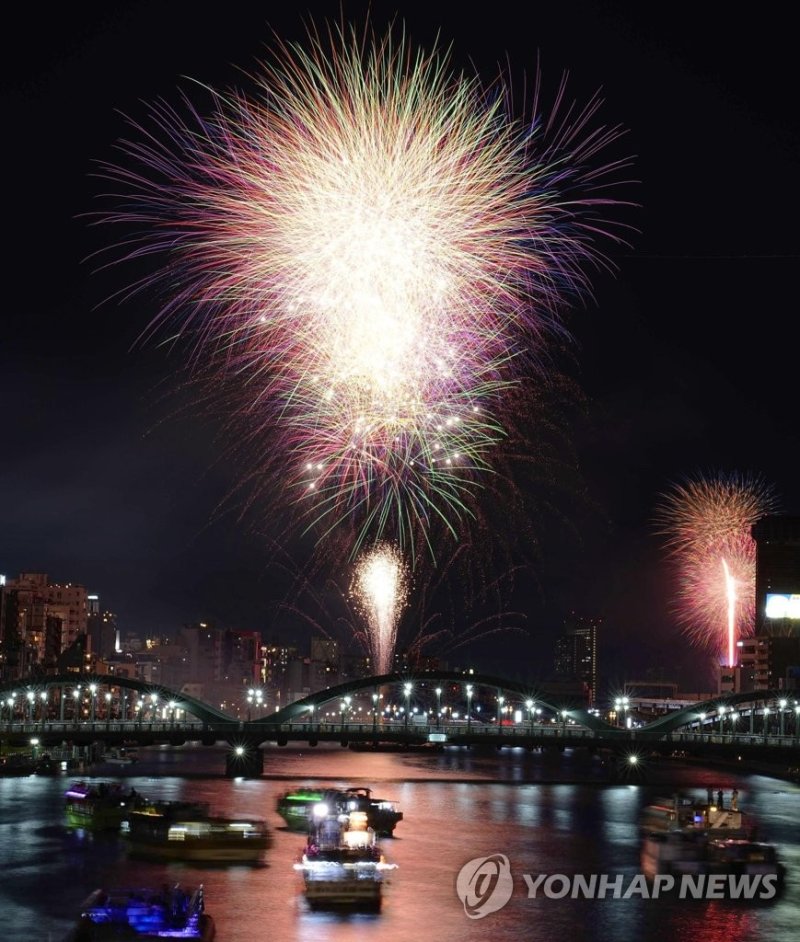 도쿄 스미다강 물들인 화려한 불꽃 도쿄 스미다강 물들인 화려한 불꽃 (도쿄 교도=연합뉴스) 일본 도쿄 도심을 남북으로 가로지르는 스미다강에서 지난 29일 화려한 불꽃이 밤하늘을 수놓고 있다. 코로나19로 중단됐다가 4년 만에 다시 열린 스미다강 불꽃놀이에는 100만 명 넘는 사람이 몰렸다. 2023.7.30 photo@yna.co.kr (끝)