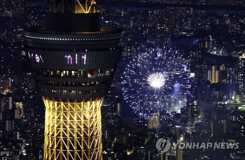도쿄 스카이트리 옆에서 터진 불꽃 도쿄 스카이트리 옆에서 터진 불꽃 (도쿄 교도=연합뉴스) 지난 29일 일본에서 가장 높은 구조물인 도쿄 스카이트리 옆에 불꽃이 터지고 있다. 이날 열린 스미다강 불꽃놀이에는 100만 명 넘는 인파가 몰렸다. 2023.7.30 photo@yna.co.kr (끝)