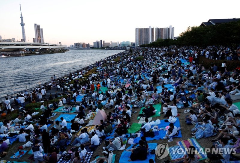 스미다강 불꽃놀이 기다리는 사람들 People wait for the start of Sumidagawa fireworks festival in Tokyo, Japan, July 29, 2023. The fireworks festivals returned for the first time in four years following the lifting of COVID-19 restrictions. REUTERS/Kim Kyung-Hoon
