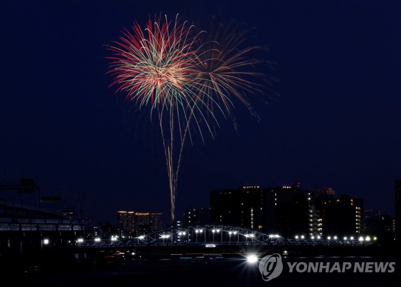 도쿄 스미다강 밤하늘에 궤적 남긴 불꽃 Fireworks celebrating the summer season explode at Sumidagawa fireworks festival in Tokyo, Japan, July 29, 2023. The fireworks festival returned for the first time in four years following the lift of COVID-19 restrictions. REUTERS/Kim Kyung-Hoon