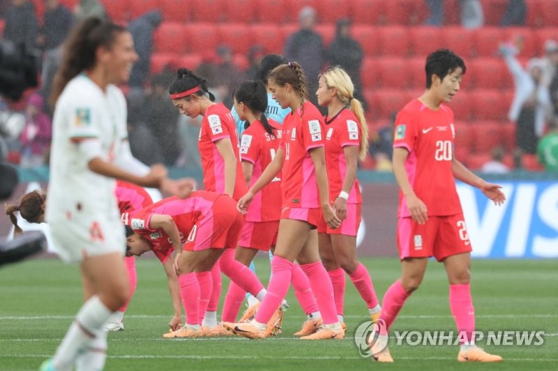 16강 전망 어두워진 여자 축구 16강 전망 어두워진 여자 축구 (애들레이드=연합뉴스) 김주성 기자 = 30일 오후(한국시간) 호주 사우스오스트레일리아주 애들레이드의 하인드마시 스타디움에서 열린 2023 국제축구연맹(FIFA) 호주·뉴질랜드 여자 월드컵 H조 2차전 한국 대 모로코 경기. 모로코에 0-1로 패해 16강 진출 전망이 어두워진 한국 여자 축구 대표팀 선수들이 아쉬워하고 있다. 2023.7.30 utzza@yna.co.kr (끝)
