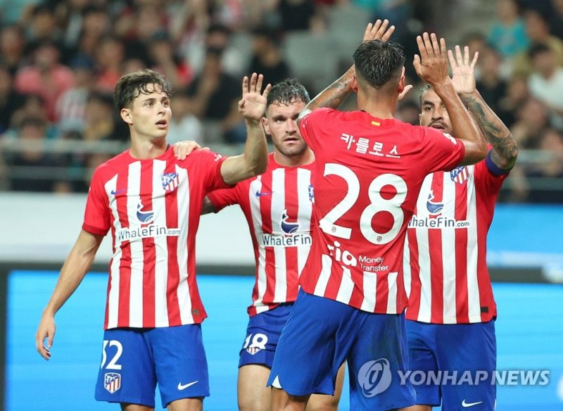 앞서 가는 AT마드리드 앞서 가는 AT마드리드 (서울=연합뉴스) 김도훈 기자 = 27일 서울월드컵경기장에서 열린 쿠팡플레이 시리즈 1차전 팀 K리그와 아틀레티코 마드리드(AT마드리드)의 경기. 카를로스 마르틴의 골로 다시 앞서간 AT마드리드 선수들이 기뻐하고 있다. 2023.7.27 superdoo82@yna.co.kr (끝)
