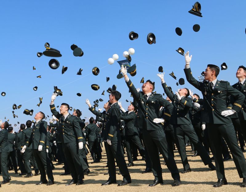 2월 28일 충북 괴산 육군학생군사학교에서 열린 '2023년 학군장교(ROTC) 통합임관식'에서 소위로 임관한 학군장교들이 모자를 던지며 환호하고 있다. 사진=뉴스1