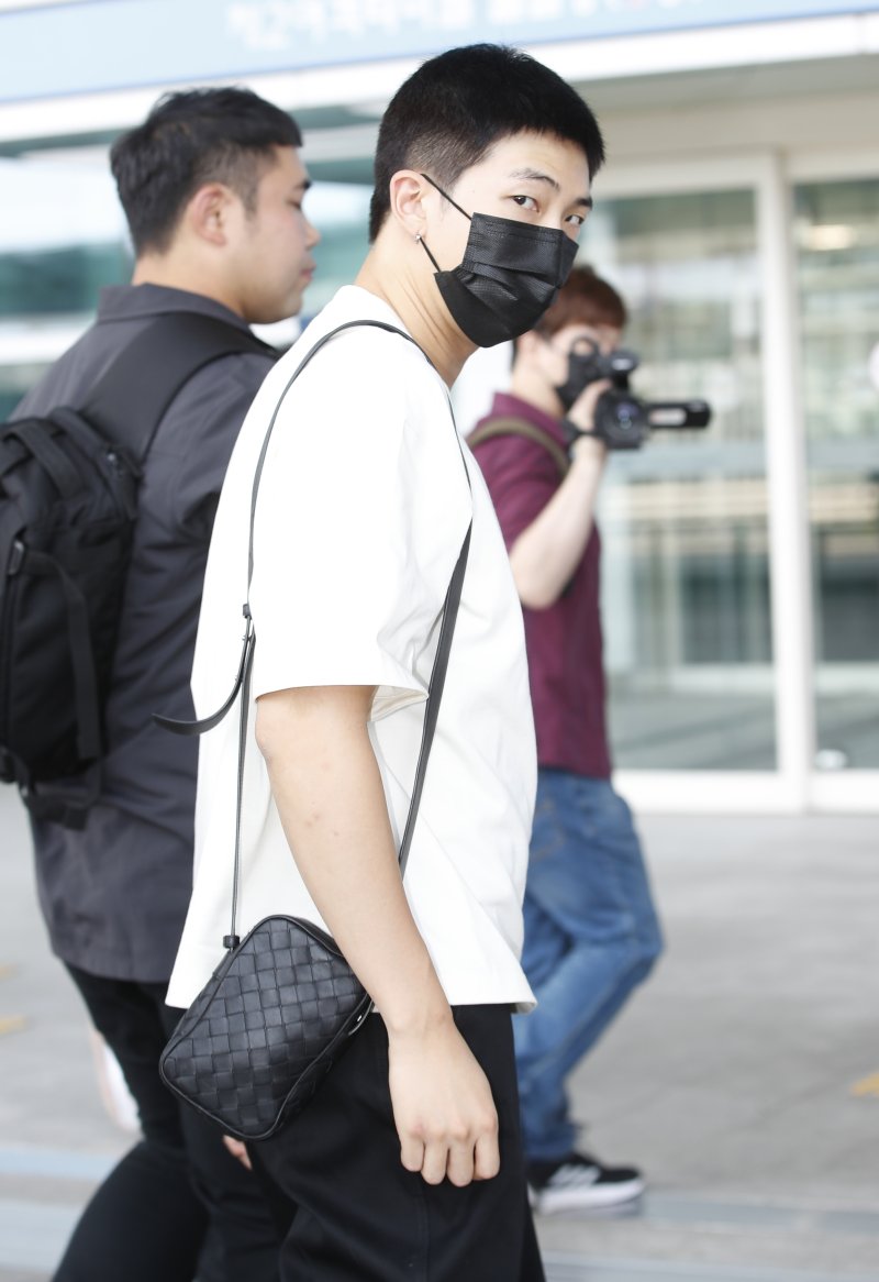 방탄소년단(BTS) RM이 해외 일정을 위해 31일 인천국제공항에 도착해 일본으로 출국하고 있다. ⓒ News1 권현진 기자