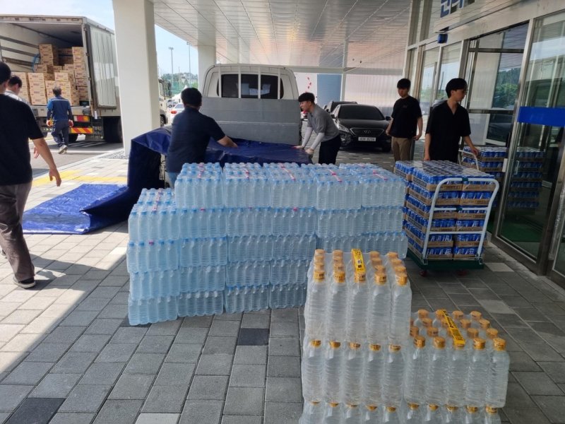 전북 익산에 후원된 생수. 익산시 제공