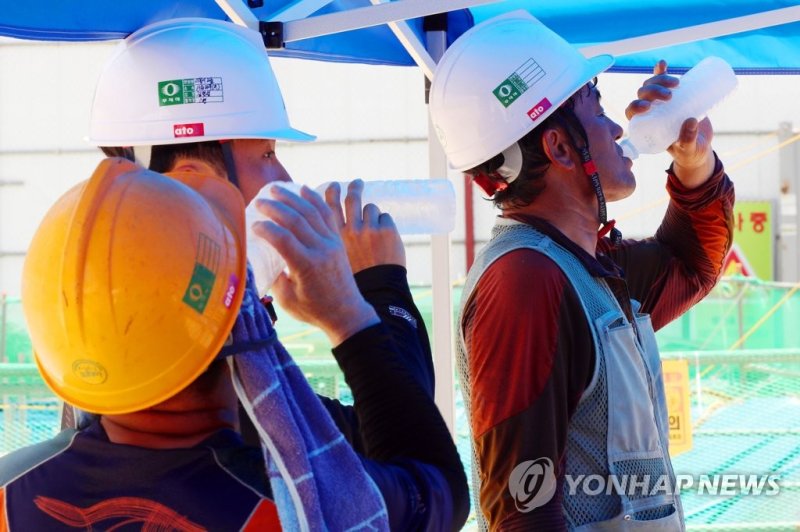 '벌컥벌컥' '벌컥벌컥' (광주=연합뉴스) 정다움 기자 = 일주일째 폭염 특보가 발효된 31일 오전 광주 북구 오치동 한 공사 현장에서 작업자들이 더위를 식히기 위해 생수를 마시고 있다. 2023.7.31 daum@yna.co.kr (끝)
