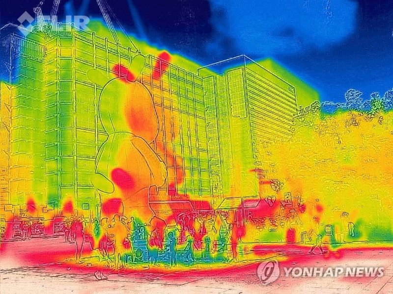 물놀이로 더위 탈출 물놀이로 더위 탈출 (서울=연합뉴스) 류영석 기자 = 서울, 경기 등 중부지방에 폭염경보가 발효 중인 30일 오후 서울 광화문광장 바닥분수에서 시민들이 물놀이를 즐기고 있다. 열화상 카메라 촬영. 사진 속 높은 온도는 붉은색으로, 낮은 온도는 푸른색으로 표시된다. 2023.7.30 ondol@yna.co.kr (끝)