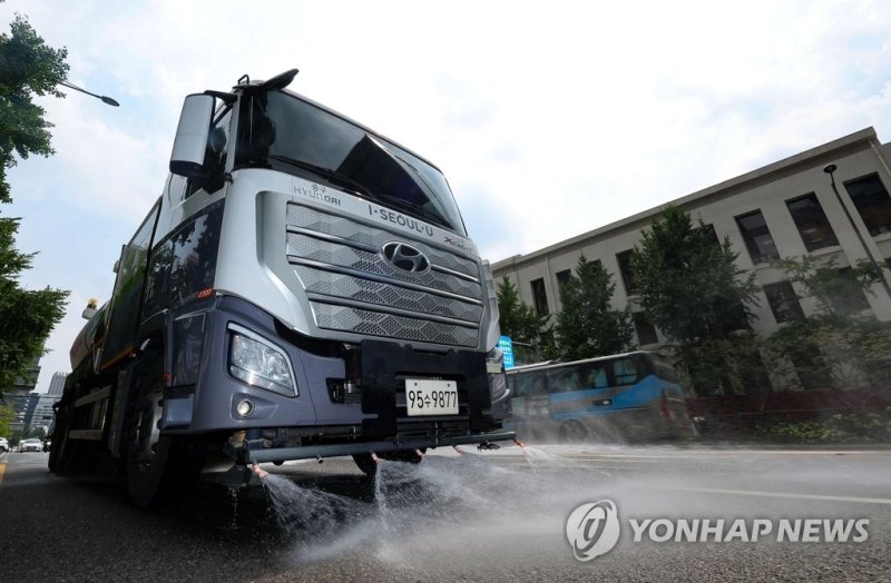 '도로를 식혀라' '도로를 식혀라' (서울=연합뉴스) 류영석 기자 = 서울, 경기 등 중부지방에 폭염 경보가 발효 중인 31일 오후 서울 시청 앞 세종대로에서 중구청 살수차가 도로에 물을 뿌리고 있다. 2023.7.31 ondol@yna.co.kr (끝)