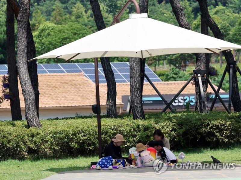 더위 피해 그늘로 더위 피해 그늘로 (부산=연합뉴스) 강덕철 기자 = 폭염경보가 내려진 31일 부산진구 부산시민공원에서 시민들이 그늘에서 더위를 식히고 있다. 2023.7.31 kangdcc@yna.co.kr (끝)