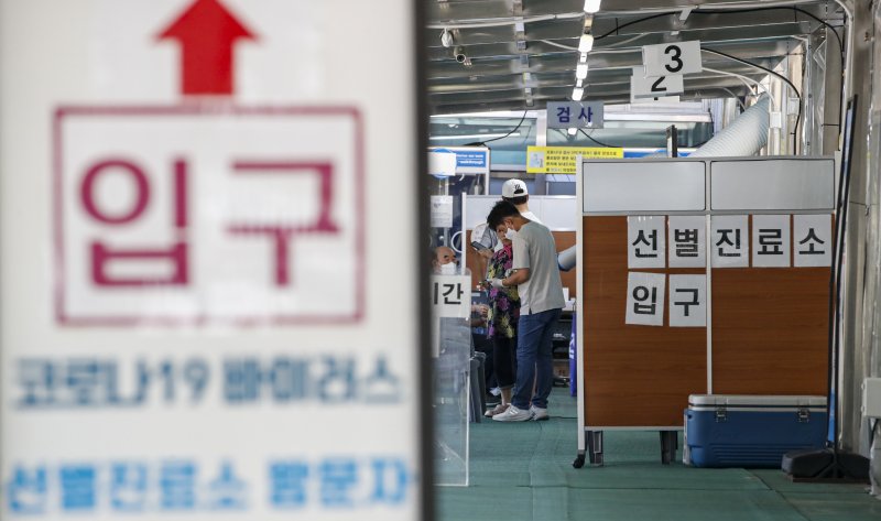 지난 28일 서울 동대문구보건소에 마련된 선별진료소에서 의료진이 코로나19 검사를 하는 모습. 뉴스1 제공