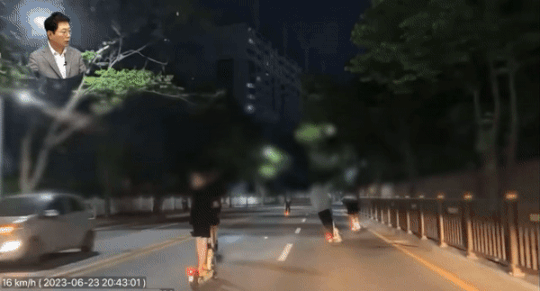 헬멧도 착용하지 않고 전동 킥보드를 탄 10대들이 도로 위에서 위험천만한 곡예 운전을 하고 있다./사진=유튜브 '한문철 TV'