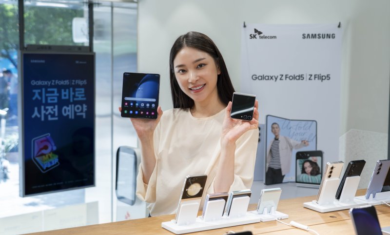 SK텔레콤은 내달 1일부터 7일까지 갤럭시Z폴드5/플립5 등 갤럭시 폴더블5 단말의 사전예약을 진행한다고 31일 밝혔다. 예약 고객의 개통은 8일, 공식 출시는 11일이다. SKT는 삼성전자와 함께 제공하는 기본 혜택으로 사전예약을 통해 갤럭시 Z 폴드5, 플립5를 구매할 경우 256G를 512G로 무상 업그레이드 해준다. 또 삼성 케어플러스(파손 보장형 보험) 12개월 이용권 및 각 기종별 정품 케이스 1종을 제공한다. (SK텔레콤 제공) 2023.7.31/뉴스1