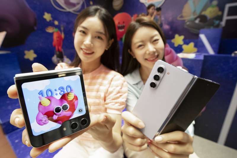 KT가 내달 1일부터 7일까지 전국 KT 매장 및 공식 온라인몰 KT 숍에서 삼성전자 ‘갤럭시 Z 폴립5·Z 폴드5’ 사전 예약을 진행한다고 31일 밝혔다. KT는 갤럭시 Z 폴더블5 시리즈를 구매하면 자라섬 페스티벌 초대권, KT폴더블 캠핑 초대, 셀렉티브 호텔 유료 멤버십 및 호텔 식음 이용권 등을 추첨해 제공한다. (KT 제공) 2023.7.31/뉴스1