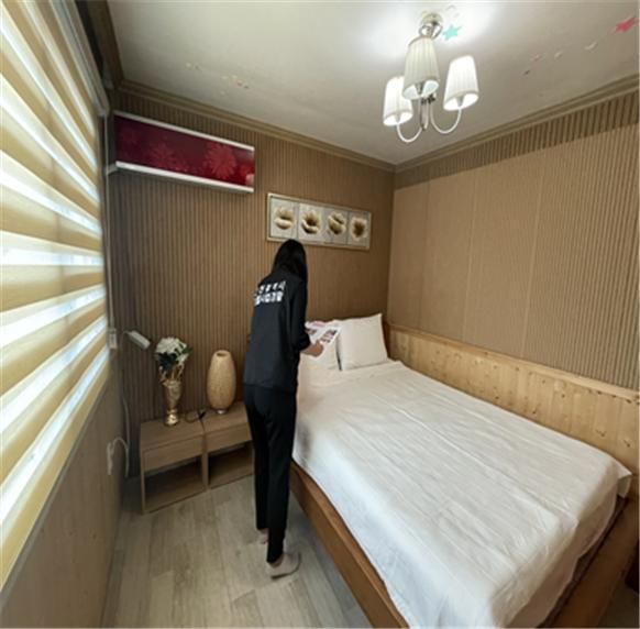 인천시 특별사법경찰이 휴가철 불법 숙박업소를 적발하고 불법 숙박업소의 객실 내부를 살펴보고 있다.