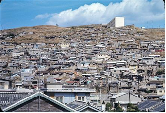 ▲동대신동 민티어 집에서 바라 본 보수동 산동네 풍경./제공=부산시