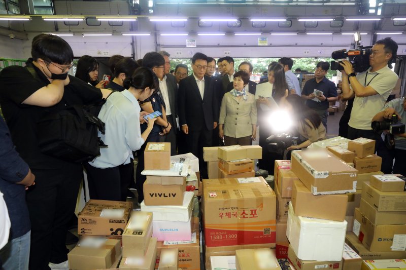 박광온 더불어민주당 원내대표가 1일 오전 서울 광진구 동서울우편물류센터를 찾아 폭염 속 택배 노동현장을 살펴보고 있다. 2023.8.1/뉴스1 ⓒ News1 황기선 기자