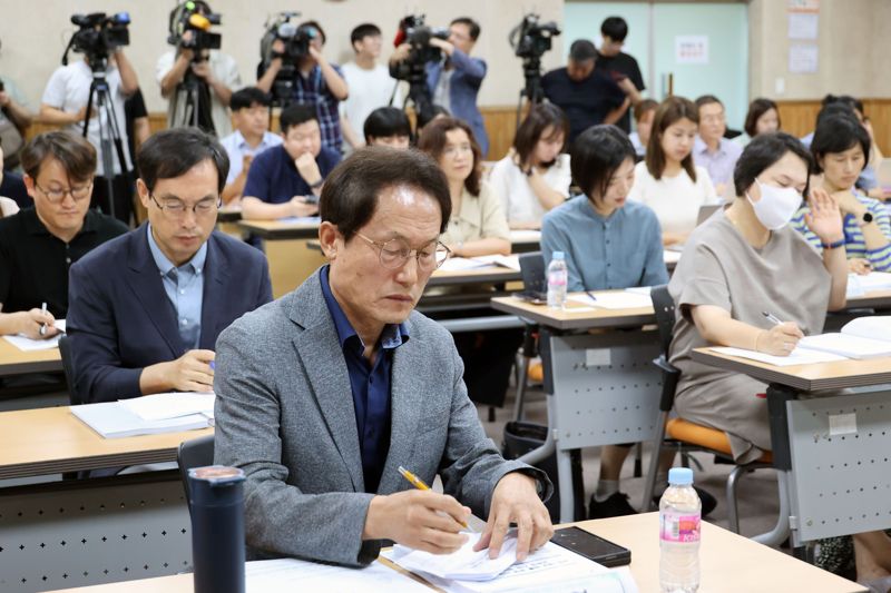 조희연 서울시교육감이 1일 서울 종로구 서울교육청에서 열린 '교원대상 법률분쟁 사례 분석 및 교육청 지원 방안 연구' 최종보고회에 참석해 발표를 들으며 메모하고 있다. 사진=서동일 기자