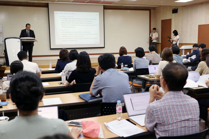 '교원대상 법률분쟁 사례 분석 및 교육청 지원 방안 연구' 최종보고회가 1일 서울 종로구 서울교육청에서 열려 정웅채 책임연구원이 발표하고 있다. 사진=서동일 기자