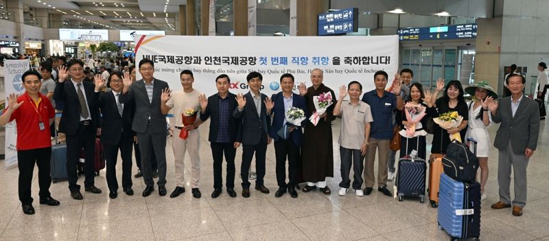 1일 인천공항에서 KX그룹 및 후에성 정부 관계자들이 후에~인천공항 직항 취항 기념 촬영하고 있다. 보물섬 제공