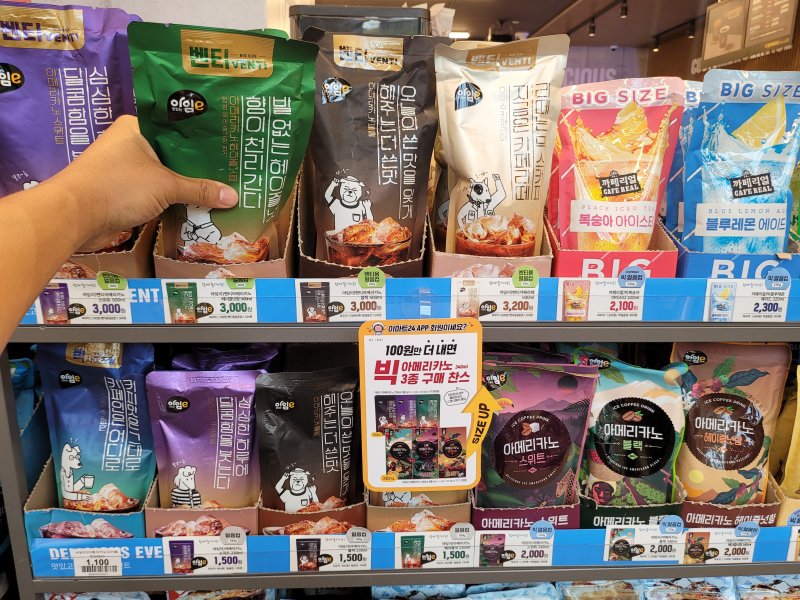 이마트24 파우치음료를 고르는 고객(이마트24 제공)