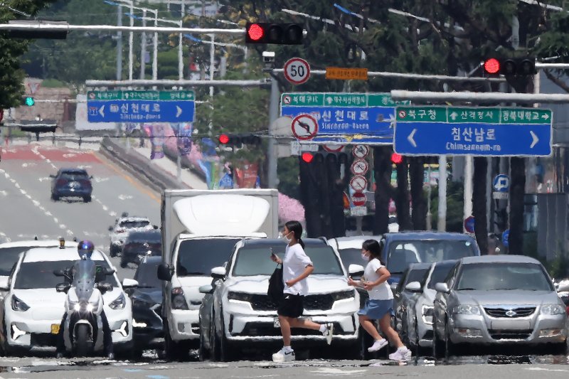 불볕더위가 이어진 31일 오후 뜨거워진 대구 도심 아스팔트 위로 아지랑이가 피어오르고 있다. 2023.7.31/뉴스1 ⓒ News1 공정식 기자