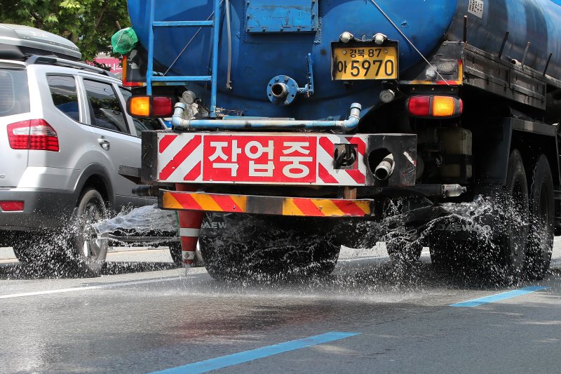 폭염이 이어진 31일 대구 도심에서 구청 살수차가 물을 뿌리며 뜨거워진 도로 열기를 식히고 있다. 2023.7.31/뉴스1 ⓒ News1 공정식 기자