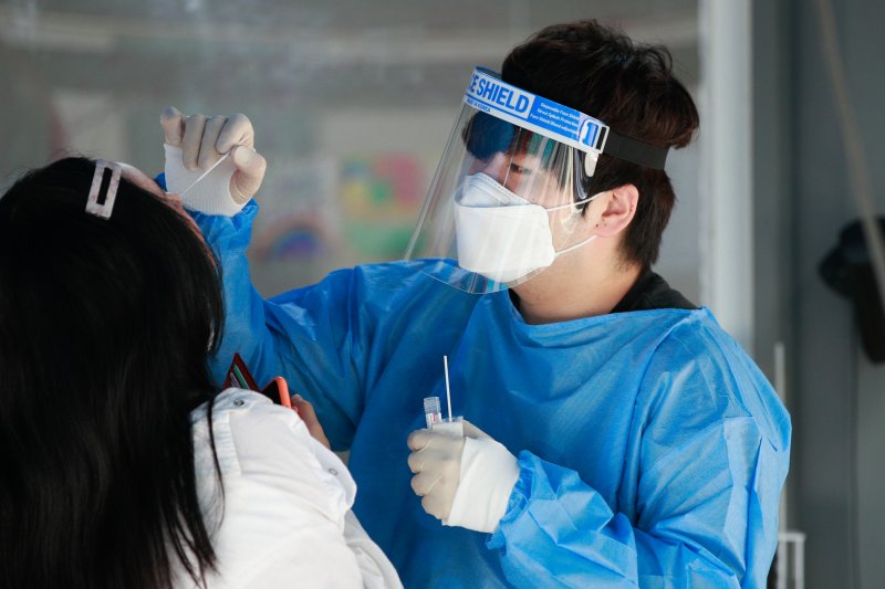 지난 1일 서울 용산구 보건소에 마련된 선별진료소에서 의료진이 검체를 채취하고 있다. 뉴스1 제공