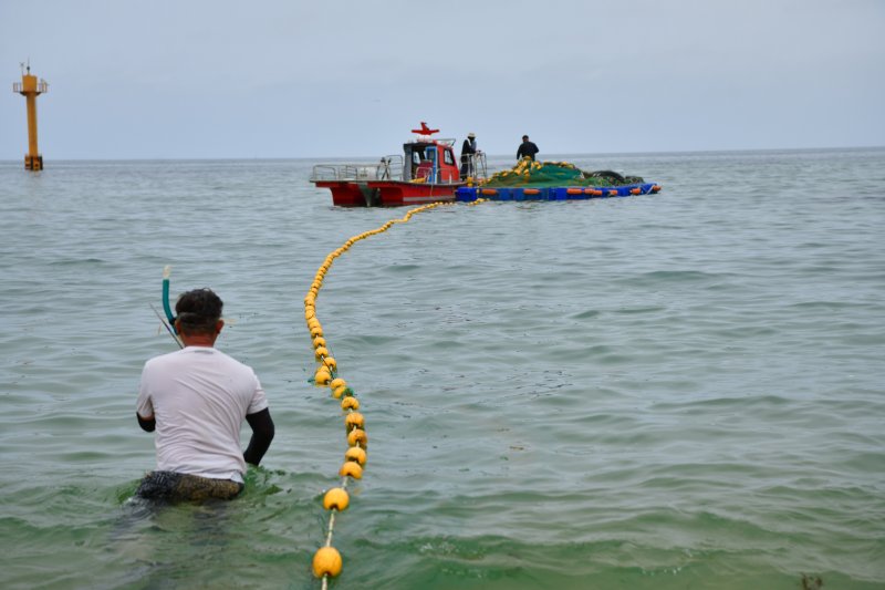 속초시가 상어로 인한 피서객 피해를 방지하기 위해 설치한 그물망.(속초시 제공) 2023.7.14