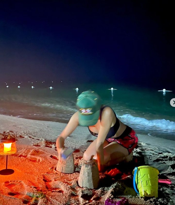 화사, 한밤 중 해변서 모래 놀이…군살 제로 탄탄 몸매 [N샷]