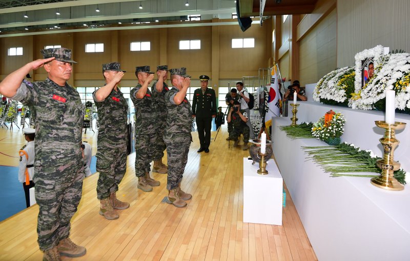 김계환 해병대사령관이 지난달 20일 오후 경북 포항 소재 해병대 제1사단 내 김대식관에 마련된 고(故) 채수근 상병 빈소에서 임성근 해병대 제1사단장 등과 함께 헌화·분향한 후 예를 갖추고 있다. 사진=뉴스1