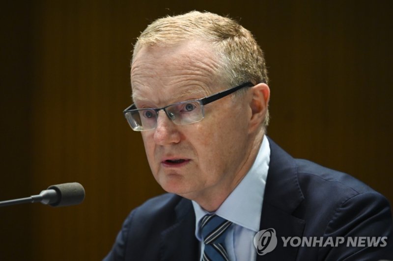 필립 로 호주중앙은행(RBA) 총재 epa08988748 Governor of the Reserve Bank of Australia (RBA) Philip Lowe speaks in front of the House of Representatives Standing committee on Economics at Parliament House in Canberra, Australian Capital Territory, Australia, 05 February 2021. Lowe addressed federal politicians a