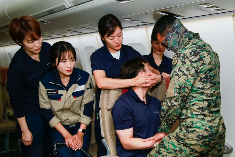 서울 강서 아시아나항공 본사 교육훈련동에서 지난 1일 아시아나항공 보안교관들이 특수전사령부 대테러요원에게 기내난동승객 제압 훈련을 받고 있다. 아시아나항공 제공