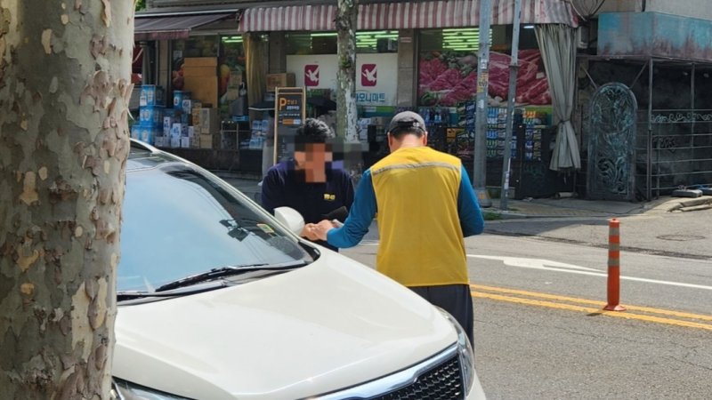 1일 서울 마포구의 한 노상주차장에서 주차관리 요원이 업무를 진행 중인 모습. 2023.08.01 ⓒ 뉴스1 유민주 기자