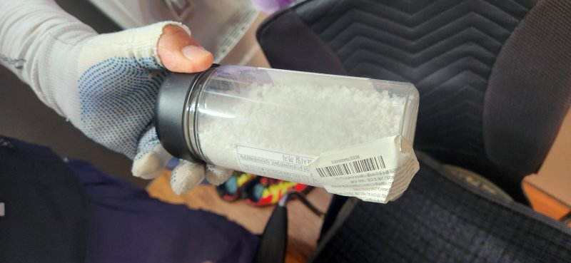 1일 서울 종로구의 한 공영주차장에서 관리요원이 소지 중인 소금통을 보여주는 모습. 2023.08.01 ⓒ 뉴스1 김예원 기자