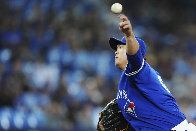 [토론토=AP/뉴시스] 토론토 블루제이스의 류현진이 1일(현지시각) 캐나다 토론토의 로저스센터에서 열린 2023 메이저리그 볼티모어 오리올스와의 경기 1회 초 투구하고 있다. 14개월 만에 복귀한 류현진은 1회에만 3피안타 2실점 하며 불안한 출발을 보였다. 2023.08.02.