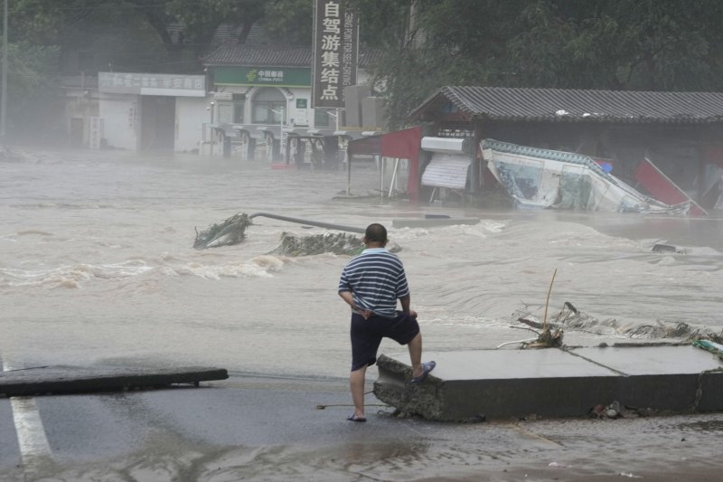 1일(현지시간) 중국 베이징 샤오펑산에서 주민이 홍수로 침수된 지역을 바라보고 있다. /사진=AP 뉴시스
