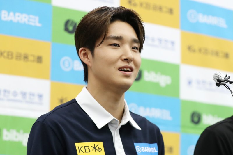 대한민국 수영 국가대표팀 김우민이 2일 오전 서울 송파구 올림픽파크텔에서 열린 '대한수영연맹 수영 국가대표팀 미디어데이'에서 인터뷰를 하고 있다. 2023.8.2/뉴스1 ⓒ News1 민경석 기자