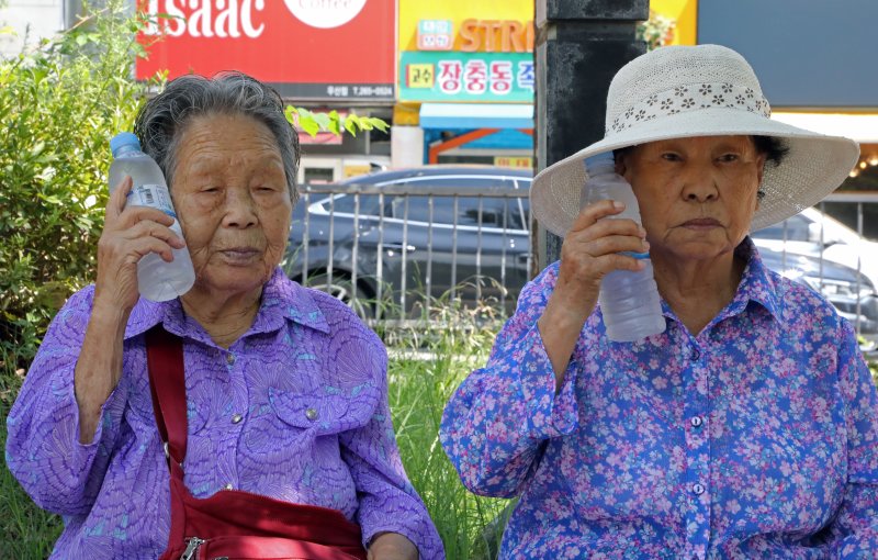 전국에 폭염특보가 발효된 2일 광주 북구 우산근린공원에서 자율방재단과 북구청 직원들이 준비한 얼음물로 어르신들이 더위를 식히고 있다. 2023.8.2/뉴스1 ⓒ News1 이수민 기자