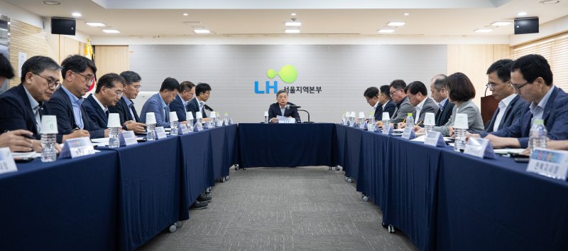이한준 한국토지주택공사(LH) 사장이 2일 서울 강남구 LH 서울지역본부에서 열린 건설카르텔과 부실시공 근절을 위한 LH 책임관계자 긴급대책회의에서 모두 발언을 하고 있다. 2023.8.2/뉴스1 ⓒ News1 유승관 기자